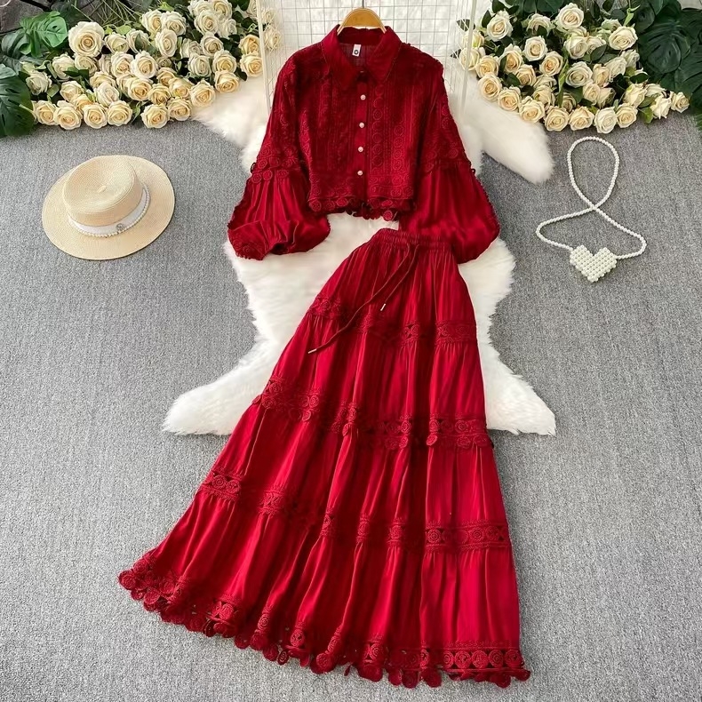 Set franțuzesc retro: bluză cu dantelă și panouri transparente, mâneci lantern, top scurt și fustă cu talie înaltă, croi A-line pentru toamnă