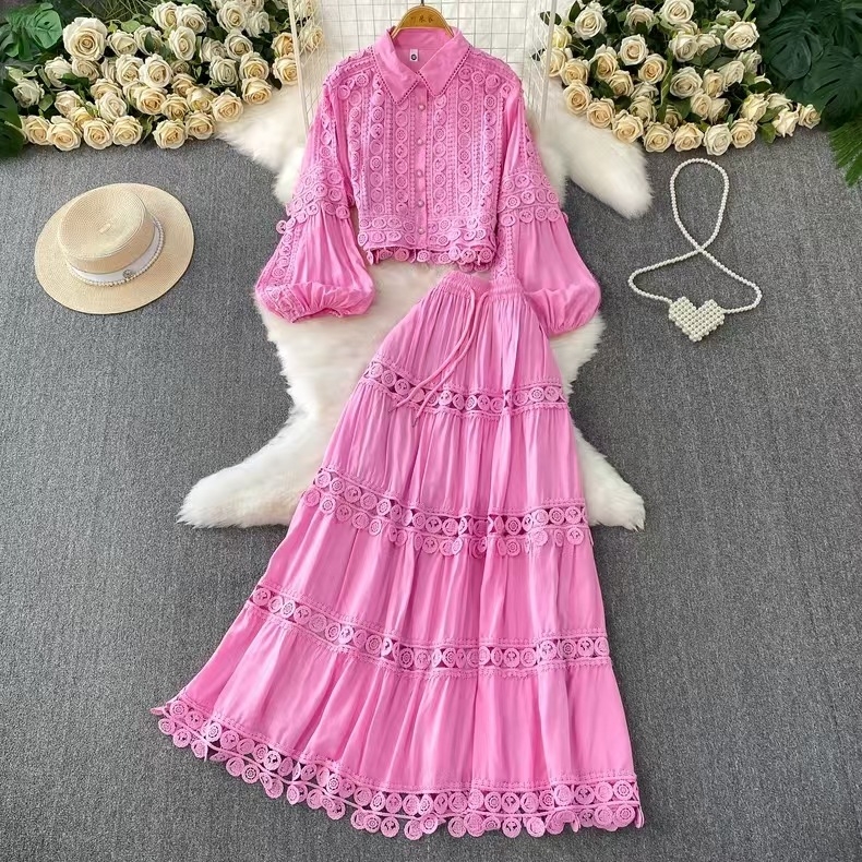 Set franțuzesc retro: bluză cu dantelă și panouri transparente, mâneci lantern, top scurt și fustă cu talie înaltă, croi A-line pentru toamnă