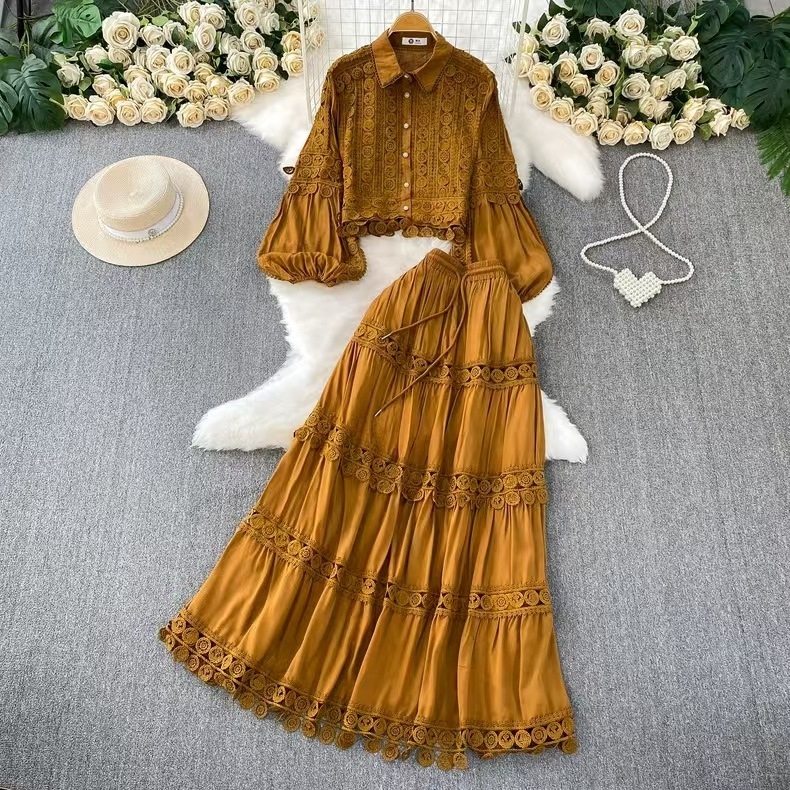 Set franțuzesc retro: bluză cu dantelă și panouri transparente, mâneci lantern, top scurt și fustă cu talie înaltă, croi A-line pentru toamnă