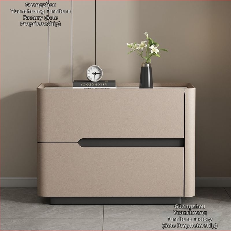 Nočný stolík z masívneho dreva s doskou z bridlice, krémová farba, moderný minimalistický dizajn, taliansky štýl, stojaci na podlahe, úložný nábytok do spálne