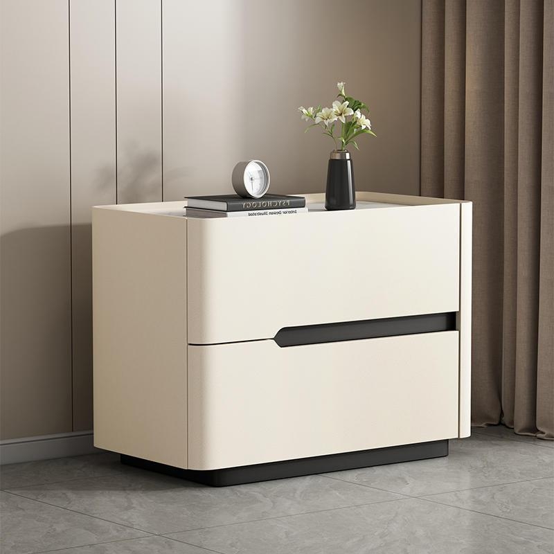 Nočný stolík z masívneho dreva s doskou z bridlice, krémová farba, moderný minimalistický dizajn, taliansky štýl, stojaci na podlahe, úložný nábytok do spálne