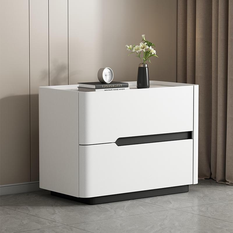 Nočný stolík z masívneho dreva s doskou z bridlice, krémová farba, moderný minimalistický dizajn, taliansky štýl, stojaci na podlahe, úložný nábytok do spálne
