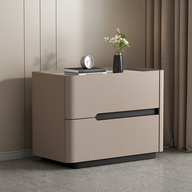 Nočný stolík z masívneho dreva s doskou z bridlice, krémová farba, moderný minimalistický dizajn, taliansky štýl, stojaci na podlahe, úložný nábytok do spálne