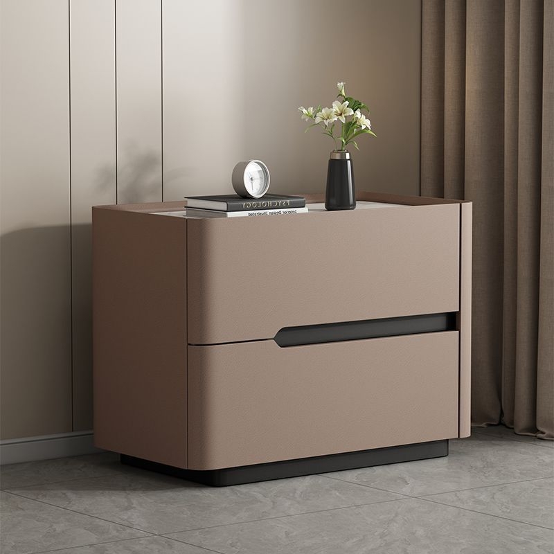 Nočný stolík z masívneho dreva s doskou z bridlice, krémová farba, moderný minimalistický dizajn, taliansky štýl, stojaci na podlahe, úložný nábytok do spálne