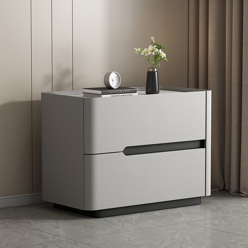 Nočný stolík z masívneho dreva s doskou z bridlice, krémová farba, moderný minimalistický dizajn, taliansky štýl, stojaci na podlahe, úložný nábytok do spálne