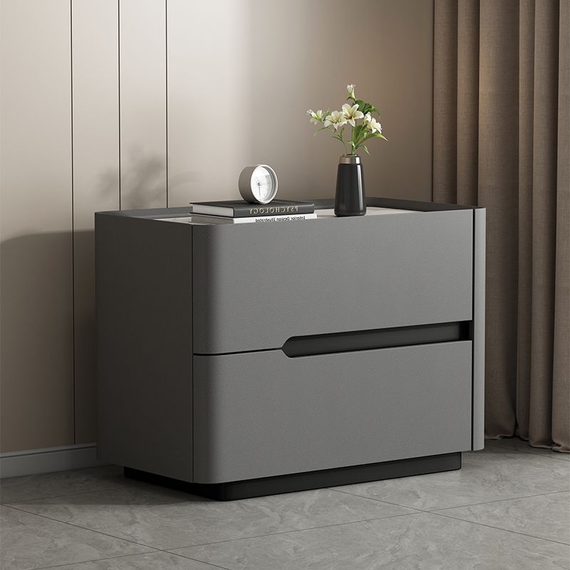 Nočný stolík z masívneho dreva s doskou z bridlice, krémová farba, moderný minimalistický dizajn, taliansky štýl, stojaci na podlahe, úložný nábytok do spálne