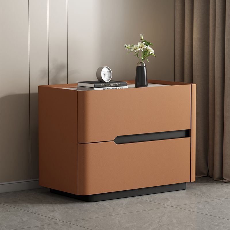 Nočný stolík z masívneho dreva s doskou z bridlice, krémová farba, moderný minimalistický dizajn, taliansky štýl, stojaci na podlahe, úložný nábytok do spálne