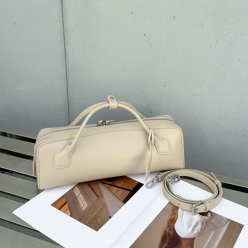 Torba baguette od prirodne kože, srednje veličine, gradski minimalistički stil, gornji sloj teleće kože, zatvaranje na zip, podstava od poliestera, oblik jastuka, unutarnja džep