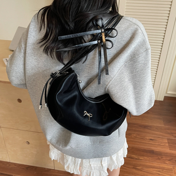 Ženska crossbody torbica u obliku knedle, teksturirana PU koža, srednja veličina, gradski minimalistički stil