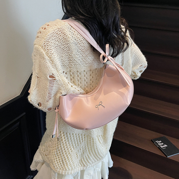 Ženska crossbody torbica u obliku knedle, teksturirana PU koža, srednja veličina, gradski minimalistički stil