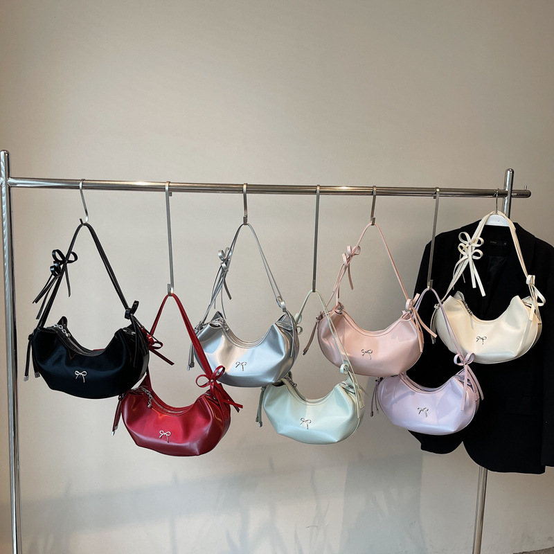 Ženska crossbody torbica u obliku knedle, teksturirana PU koža, srednja veličina, gradski minimalistički stil