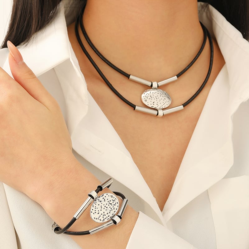 Višeslojna metalna ogrlica s zavijenim uzorkom i lančićem za ključnu kost; choker, unisex punk stil; set s nakitom za ruku
