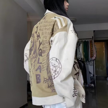 Ženska baseball jakna u američkom stilu s graffiti dizajnom, jedinstven dojam biker/workwear