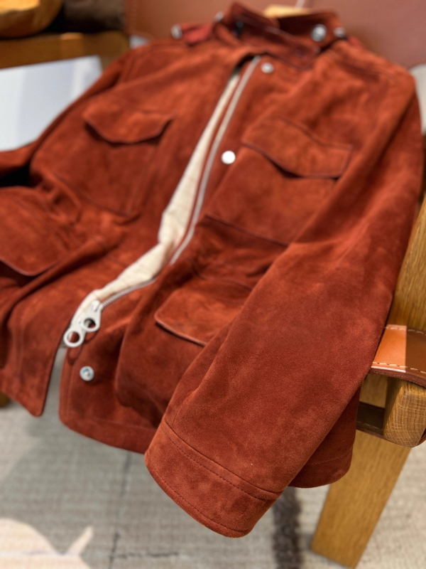 Ženska kožna jakna od velura sa stojećim ovratnikom, standardna kroja, dugi rukavi, zatvarač, umjetnički retro stil