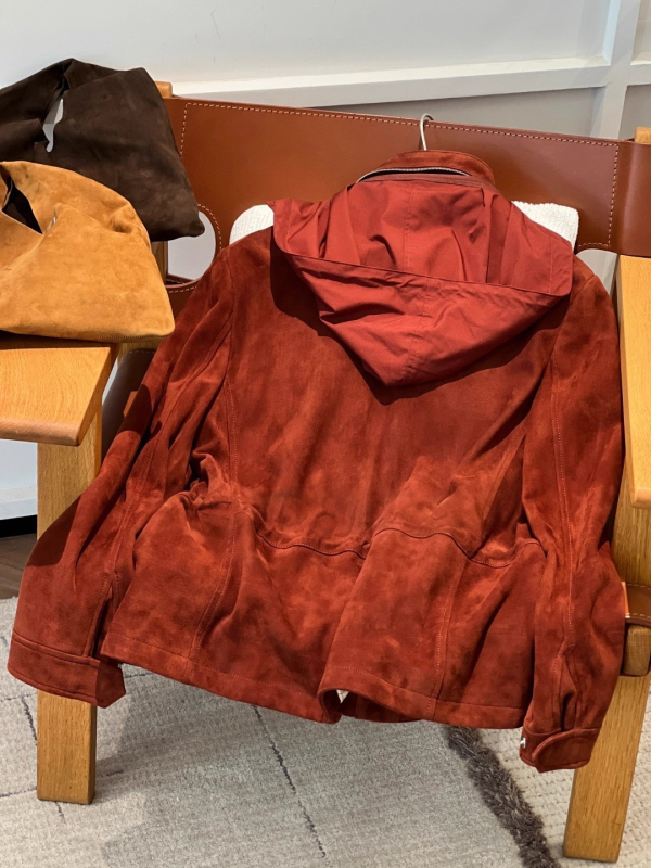 Ženska kožna jakna od velura sa stojećim ovratnikom, standardna kroja, dugi rukavi, zatvarač, umjetnički retro stil