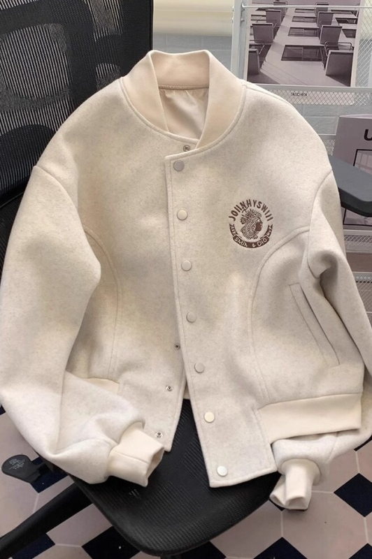Ženska bomber jakna u tweed stilu, vuneni materijal, s izvezenim detaljima, široki kroj, duge rukave, polo ovratnik, proljeće i jesen 2025.