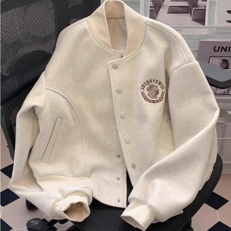 Ženska bomber jakna u tweed stilu, vuneni materijal, s izvezenim detaljima, široki kroj, duge rukave, polo ovratnik, proljeće i jesen 2025.