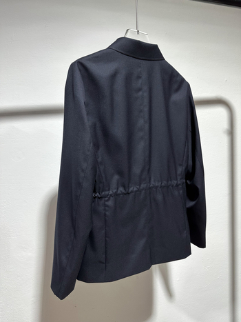 Női gyapjú kabát kötőzsinórral, windbreaker-stílus, kék-fekete, közepes hosszúságú (65–80 cm), téli 2025