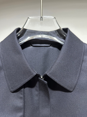 Női gyapjú kabát kötőzsinórral, windbreaker-stílus, kék-fekete, közepes hosszúságú (65–80 cm), téli 2025