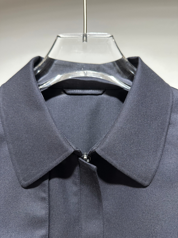 Női gyapjú kabát kötőzsinórral, windbreaker-stílus, kék-fekete, közepes hosszúságú (65–80 cm), téli 2025