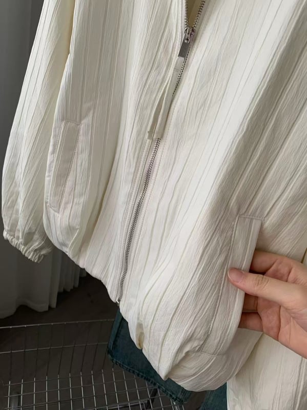 Ženska jakna s dugim rukavima i okruglim izrezom, jednobojna, opuštenog kroja, trodimenzionalni uzorak, jesen 2025