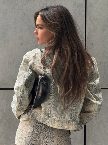 Ženska jakna sa zmijskim uzorkom, dugi rukavi, poliester, uski kroj, zatvarač, gradski stil