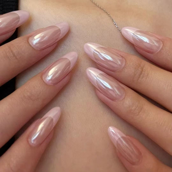 Kézzel készített viselhető körmök nyárra, francia stílus, áttetsző nude körmök tükrös púderrel, Hailey inspirálta dizájn