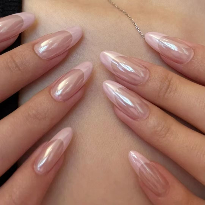 Kézzel készített viselhető körmök nyárra, francia stílus, áttetsző nude körmök tükrös púderrel, Hailey inspirálta dizájn