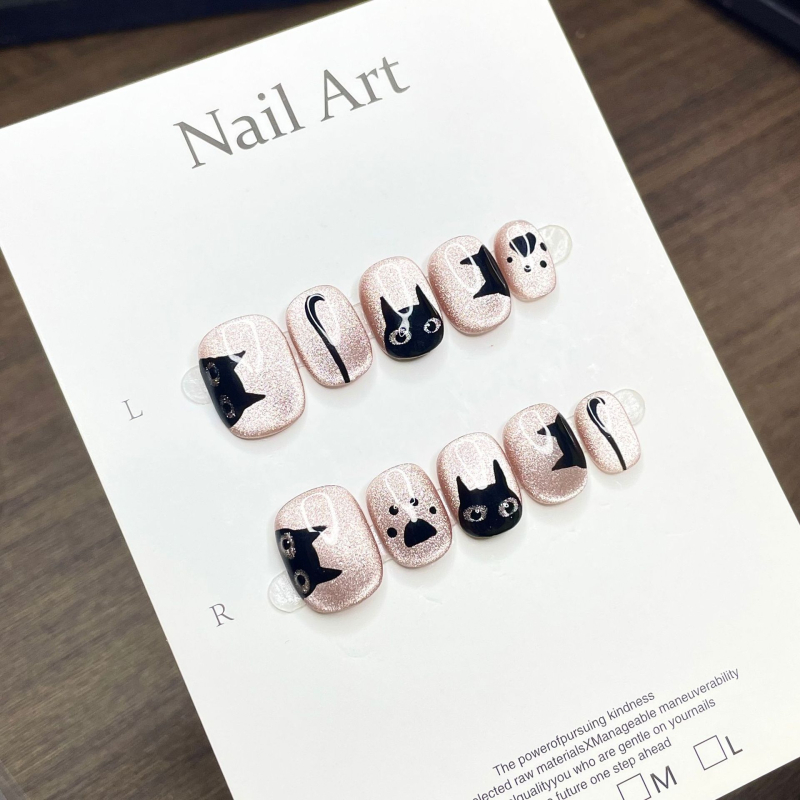 Kézzel festett Cat-Eye hatású press-on műkörmök fekete és rózsaszín csillámos részletekkel – trendi, édes és minimalistikus körömdesign