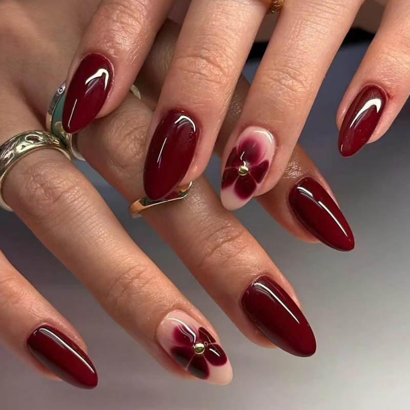 Bordo nokti s cvjetnim kristalima, naljepnice za nokte u obliku badema, francuski minimalistički stil, Instagram inspiriran