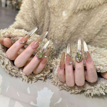 Χειροποίητα νύχια τέχνης με εφέ cat-eye, αλυσίδες και λαμπερό φινίρισμα