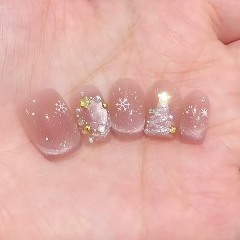 Kézzel készített rövid köröm matricák rózsaszín Cat Eye effektjével, francia stílusú mintával, hópelyhekkel, gyémántokkal és aranyozott részletekkel karácsonyra