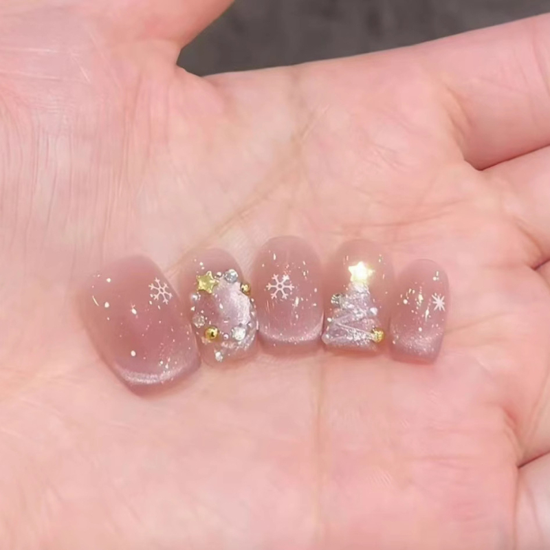 Kézzel készített rövid köröm matricák rózsaszín Cat Eye effektjével, francia stílusú mintával, hópelyhekkel, gyémántokkal és aranyozott részletekkel karácsonyra