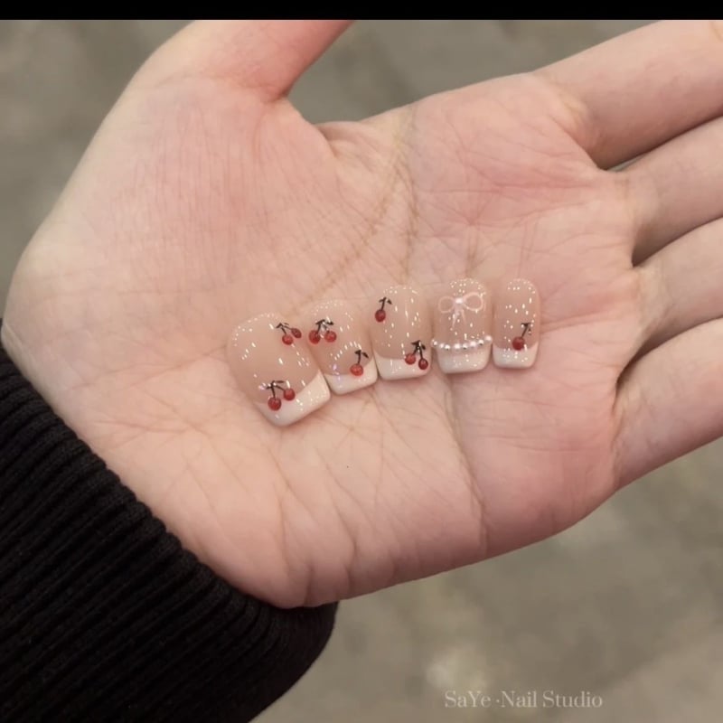 Cherry Milk Nude francia stílusú, kézzel készített körömmatricák, viselhetők, édes és finom