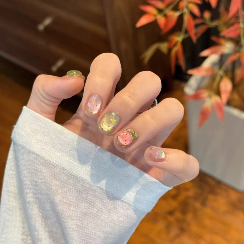 Kézzel készített rövid dinnyés körmök, aranyos Cat Eye mintával