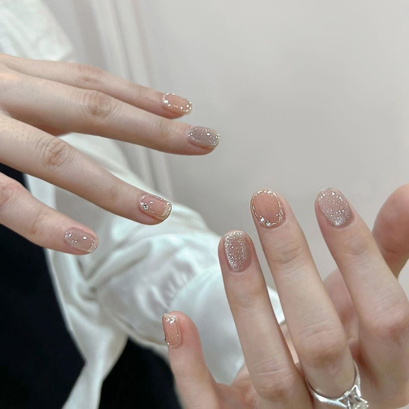 Unghii artificiale lucrate manual, pentru purtare, nuanță nude delicată, scurte și rotunde, cristale Cat Eye ultra-strălucitoare, finisate, plasturi premium pentru manichiură