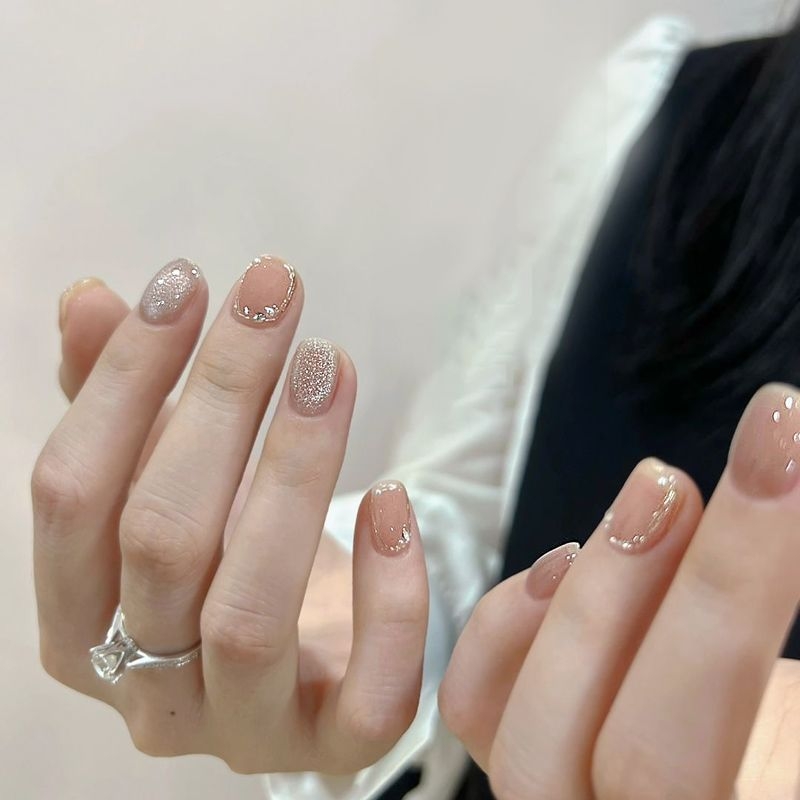 Unghii artificiale lucrate manual, pentru purtare, nuanță nude delicată, scurte și rotunde, cristale Cat Eye ultra-strălucitoare, finisate, plasturi premium pentru manichiură