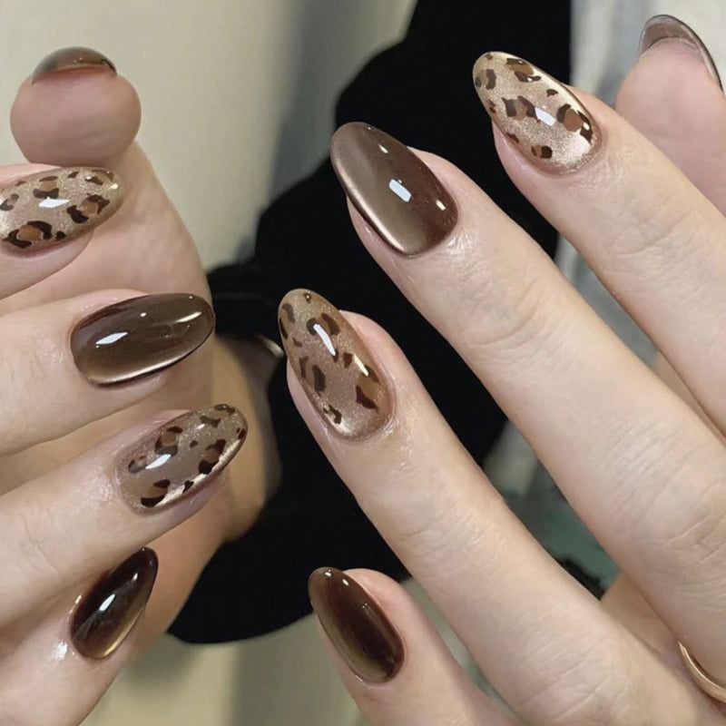 Leopard mintás Cat Eye rövid mandula alakú viselhető műkörmök, kész manikűr