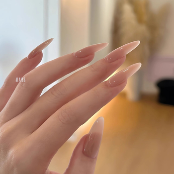 Kézzel készített nude színátmenetes viselhető műköröm tippek és matricák, magas minőségű