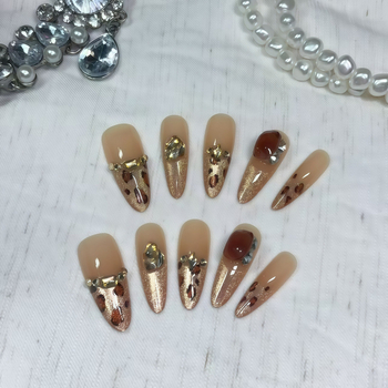 Hosszú, ragyogó műkörmök leopard mintával, francia stílusban, kézzel készített, aranyozott strasszokkal