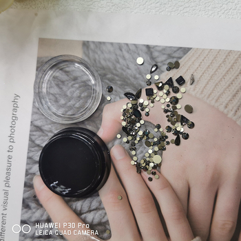 DIY köröm kristályok – fekete és arany, lapos hátú kövek DIY manikűrhöz, vegyes készlet sötét kincses dobozban