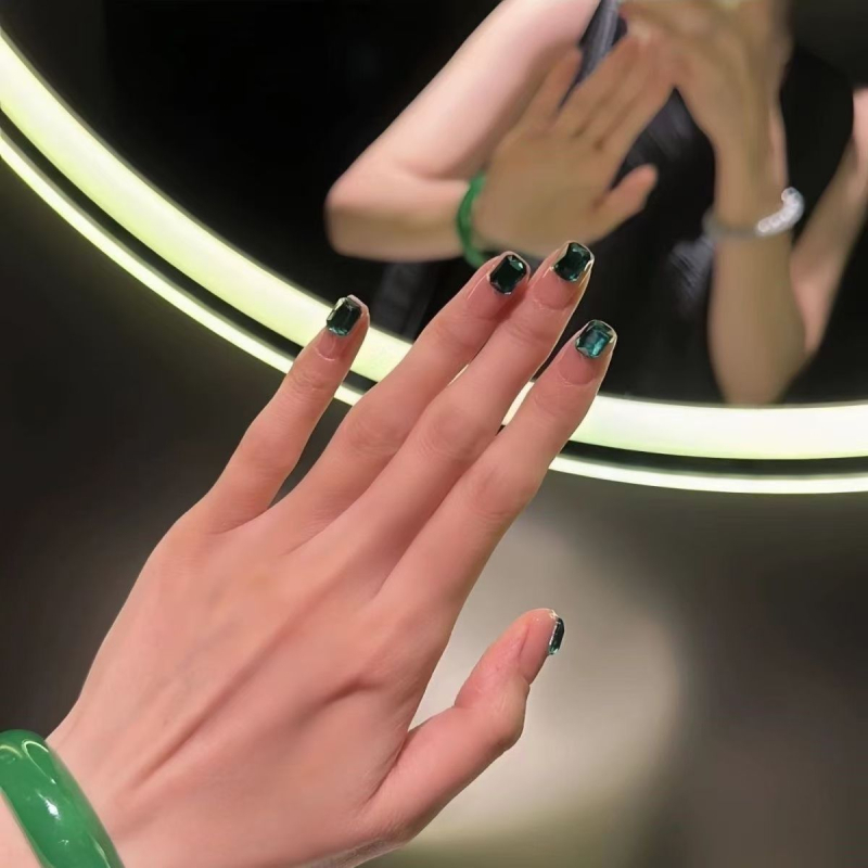Unghii realizate manual, inspirate de piatra verde smaragd, aspect luxos, nuanță nude