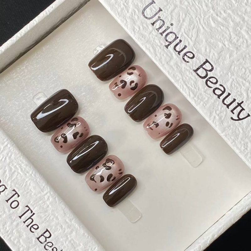Leopárd mintás kristály macskaszem körömdísz, kézzel készített, minimalistikus elegáns manikűr