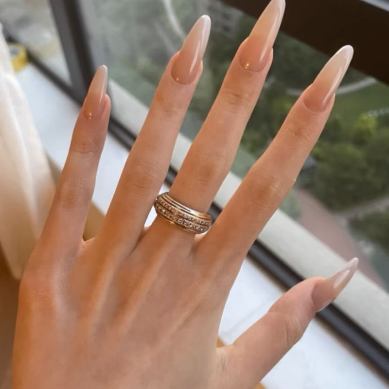 Nude köröm művészet – kézzel készített, áttetsző nude körmök, elegáns megjelenés menyasszony számára