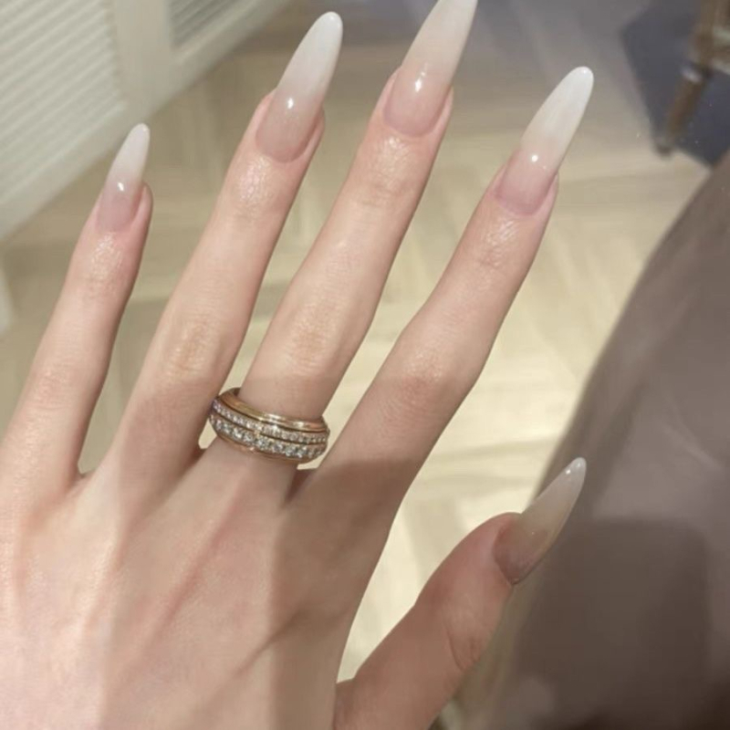 Nude köröm művészet – kézzel készített, áttetsző nude körmök, elegáns megjelenés menyasszony számára