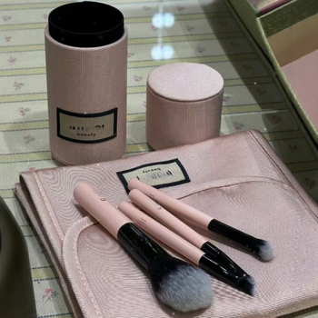 Rózsaszín sminkecset készlet, 4 darab: pirosító ecset, szemhéjfesték ecset, eyeliner ecset és korrektor ecset, hordozható