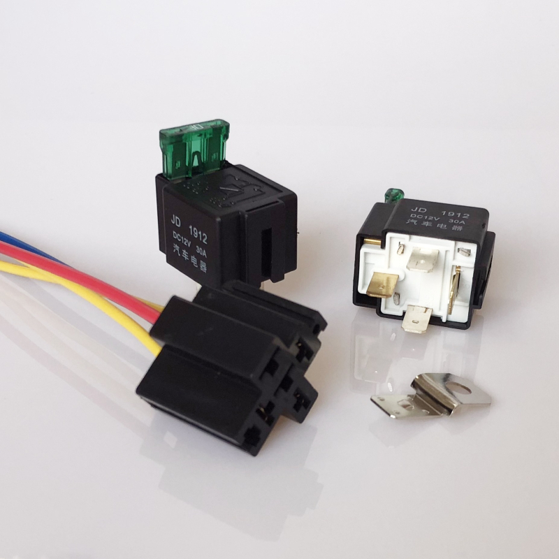 12V automatsko rele s 4 pinom, s utičnicom srednjeg tipa osigurača i 30A osiguračem, uz bazu