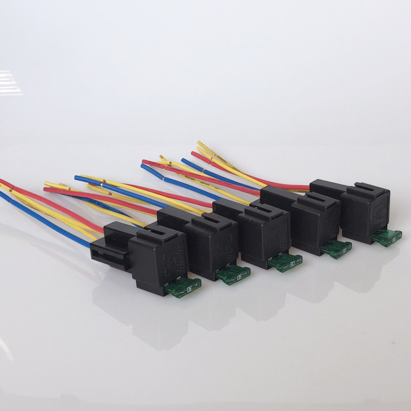 12V automatsko rele s 4 pinom, s utičnicom srednjeg tipa osigurača i 30A osiguračem, uz bazu