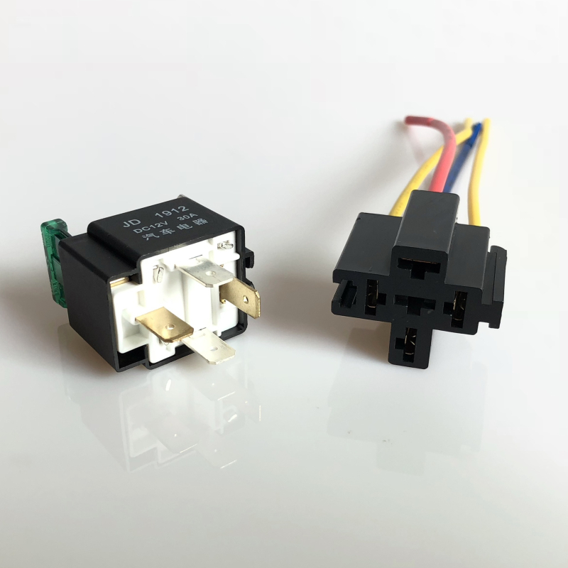 12V automatsko rele s 4 pinom, s utičnicom srednjeg tipa osigurača i 30A osiguračem, uz bazu