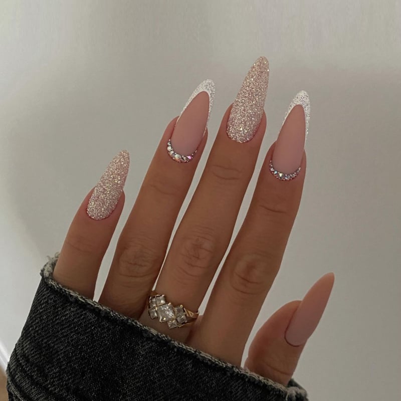 Nude egyszínű viselhető körömtippek finom glitterrel